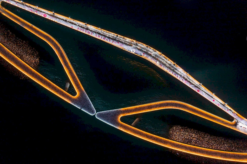 Not only during the day, Kiss Bridge is also extremely brilliant at night 